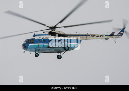 Il russo Mi-8 elicottero atterrato un assalto sul ghiaccio nel Mar Bianco. La Russia, regione di Arkhangelsk, Mezensky distretto. Foto Stock