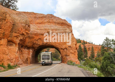 RV in pietra arenaria rossa arco su UT-12 in rosso Canyon vicino a Panguitch, Utah Foto Stock