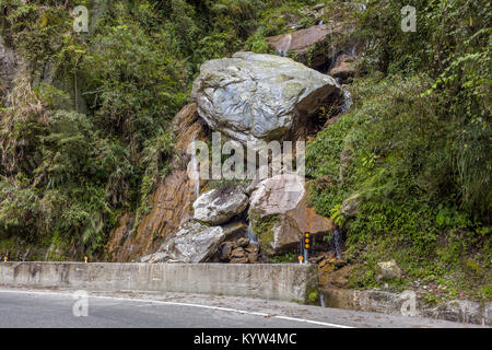 Enorme roccia è scorrevole lentamente su una cascata in direzione della Pacific Road n. 8 nel Parco Nazionale di Taroko Foto Stock