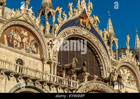 Davanti alla Basilica di San Marco con oro e statue, Venezia, Italia. 2017. Foto Stock