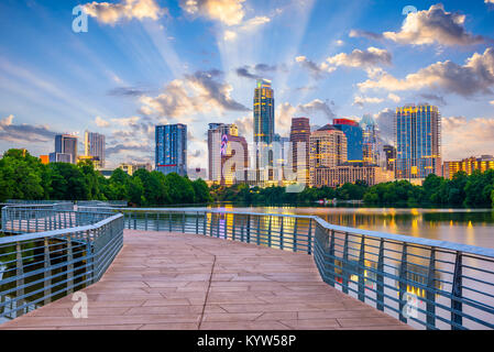 Austin, Texas, Stati Uniti d'America skyline del centro oltre il Fiume Colorado. Foto Stock