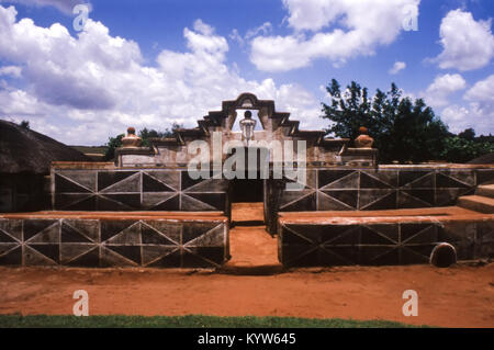 Caratteristici decori delle case del villaggio Ndebele in Sud Africa Foto Stock