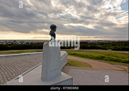 NC01321-00...CAROLINA DEL NORD - un busto di Wilbur presso il monumento a Orville e Wilbur Wright nelle prime ore del mattino presso il Wright Brothers National Foto Stock