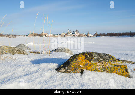 La Russia, regione di Arkhangelsk, Solovki. Vista dal mare bianco. La pietra scongelata Foto Stock