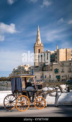 Tourist carro trainato da cavalli nella città vecchia strada di la Valletta a Malta Foto Stock