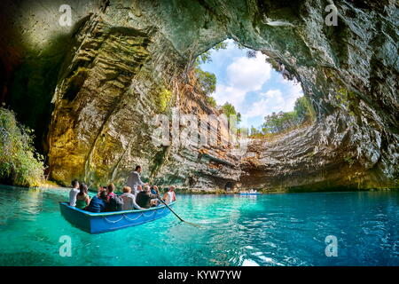 La barca turistica sul lago in grotta Melissani, l'isola di Cefalonia, Grecia Foto Stock