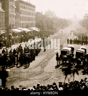 Washington, D.C. Gruppo di ambulanze seguita da nastro e unità di fanteria in Pennsylvania Avenue vicino al tesoro Foto Stock