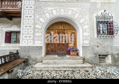 Dettaglio della tradizionale Engadina Stile architettonico nel villaggio di Scuol in Engadina Foto Stock