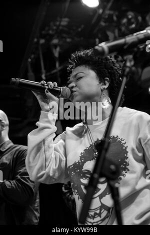 No BS! Brass Band con il cantante Samantha Reed compie durante il 2018 New York Winter Festival di Jazz a Le Poisson Rouge Foto Stock