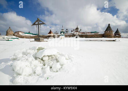 Inverno in Solovki. Vista del monastero di Solovetsky e la fortezza di pietra. Russia, Arkhangelsk regione Foto Stock