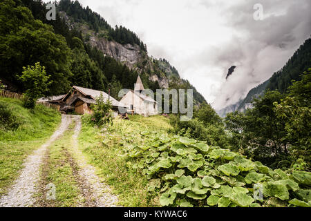 La bella e storica piccolo villaggio alpino nelle Alpi Svizzere Foto Stock