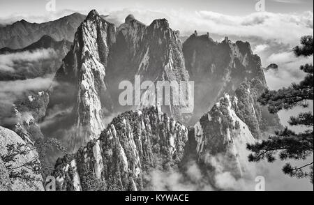 Vista panoramica dal Monte Hua, uno dei più popolari destinazioni di viaggio in Cina. Foto Stock
