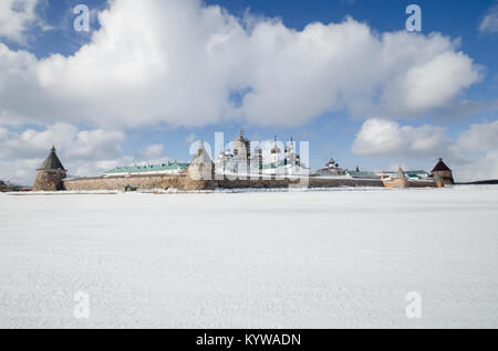 Inverno in Solovki. Vista del monastero di Solovetsky e la fortezza di pietra. Russia, Arkhangelsk regione Foto Stock