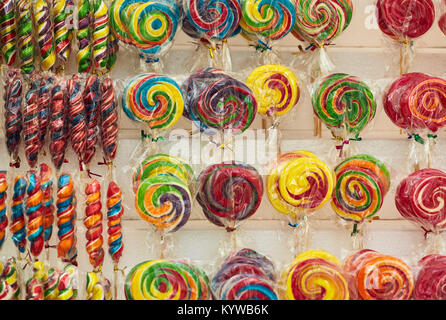 Righe di spirale colorata e rainbow-turbolenza lecca lecca in esposizione su scaffali di mercato, Foto Stock