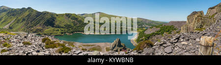 Vista da Dinorwic Quarry, Gwynedd, Wales, Regno Unito - con Llyn Peris, il Dinorwig Power Station Strutture e Llanberis in background Foto Stock