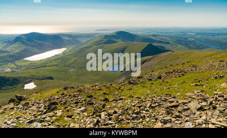 La vista dalla cima di Mount Snowdon, Snowdonia, Gwynedd, Wales, Regno Unito - guardando ad ovest verso Llyn Cwellyn e la costa Foto Stock