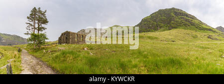 La rovina di Capel Rhosydd vicino a Blaenau Ffestiniog, Gwynedd, Wales, Regno Unito - con Moel Yr Hydd in background Foto Stock