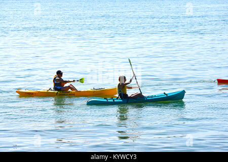 Giovani donne kayak su Bellingham Bay di Bellingham, Washington nel nord-ovest del Pacifico, Stati Uniti d'America. Foto Stock