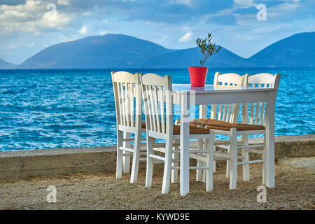 Tavolo con sedie in una tradizionale taverna Greca, Sami, l'isola di Cefalonia, Grecia Foto Stock