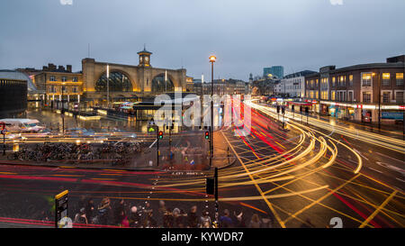 Una lunga esposizione colpo di Londra Kings Cross Rail Station in serata con semaforo sentieri in primo piano Foto Stock