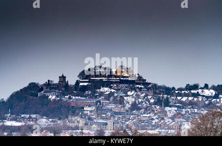 Stirling, Regno Unito. Xvi Dec, 2017. Regno Unito. Nuvole scure di una tempesta di neve forma nel Castello di Stirling, Scozia, Regno Unito. Credito: Iain Masterton/Alamy Live News Foto Stock