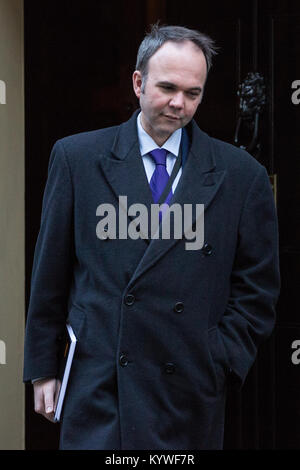 Londra, Regno Unito. 16 gennaio, 2018. Gaving Barwell, Numero 10 Capo del Personale, foglie 10 Downing Street a seguito di una riunione del gabinetto. Soggetti prevede siano stati discussi includono il crollo di Carillion. Credito: Mark Kerrison/Alamy Live News Foto Stock