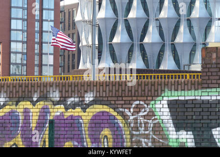 Londra, Regno Unito. 16 gennaio, 2018. La nuova ambasciata americana a Nine Elms, Londra apre per il business come consolare e Visa servizi aperti per i richiedenti. Credito: Brian Minkoff/Alamy Live News Foto Stock