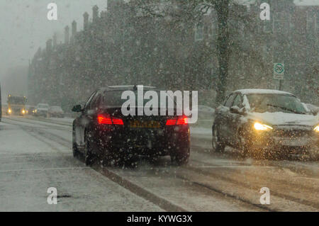 Glasgow, Scotland, Regno Unito. 16 gennaio 2018. Regno Unito: Meteo pendolari affrontando difficili condizioni invernali nella loro battaglia attraverso la neve pesante a Glasgow. Credito: Berretto Alamy/Live News Foto Stock