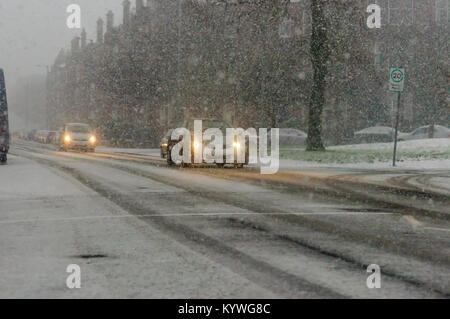 Glasgow, Scotland, Regno Unito. 16 gennaio 2018. Regno Unito: Meteo pendolari affrontando difficili condizioni invernali nella loro battaglia attraverso la neve pesante a Glasgow. Credito: Berretto Alamy/Live News Foto Stock