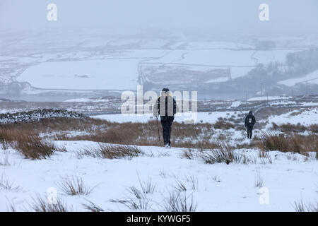 Baldersdale, County Durham Regno Unito. Martedì 16 Gennaio 2018. Montane della colonna vertebrale ® ® gara ai concorrenti di fronte alcuni difficili condizioni invernali come essi sono passati attraverso Baldersdale nella Contea di Durham, Regno Unito, questo pomeriggio. La 426km montane lungo la colonna vertebrale ® ® è una gara durissima nessuno stop 7 giorni di gara ed è una delle più difficili gare endurance nel mondo. La gara si avvia in Edale e segue la Pennine Way, per terminare in Kirk Yethholm in Scozia. Credito: David Forster/Alamy Live News Foto Stock