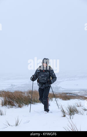 Baldersdale, County Durham Regno Unito. Martedì 16 Gennaio 2018. Montane della colonna vertebrale ® ® gara ai concorrenti di fronte alcuni difficili condizioni invernali come egli passò attraverso Baldersdale nella Contea di Durham, Regno Unito, questo pomeriggio. La 426km montane lungo la colonna vertebrale ® ® è una gara durissima nessuno stop 7 giorni di gara ed è una delle più difficili gare endurance nel mondo. La gara si avvia in Edale e segue la Pennine Way, per terminare in Kirk Yethholm in Scozia. Credito: David Forster/Alamy Live News Foto Stock