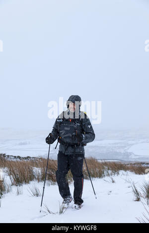 Baldersdale, County Durham Regno Unito. Martedì 16 Gennaio 2018. Montane della colonna vertebrale ® ® gara ai concorrenti di fronte alcuni difficili condizioni invernali come egli passò attraverso Baldersdale nella Contea di Durham, Regno Unito, questo pomeriggio. La 426km montane lungo la colonna vertebrale ® ® è una gara durissima nessuno stop 7 giorni di gara ed è una delle più difficili gare endurance nel mondo. La gara si avvia in Edale e segue la Pennine Way, per terminare in Kirk Yethholm in Scozia. Credito: David Forster/Alamy Live News Foto Stock