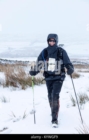 Baldersdale, County Durham Regno Unito. Martedì 16 Gennaio 2018. Montane della colonna vertebrale ® ® gara ai concorrenti di fronte alcuni difficili condizioni invernali come egli passò attraverso Baldersdale nella Contea di Durham, Regno Unito, questo pomeriggio. La 426km montane lungo la colonna vertebrale ® ® è una gara durissima nessuno stop 7 giorni di gara ed è una delle più difficili gare endurance nel mondo. La gara si avvia in Edale e segue la Pennine Way, per terminare in Kirk Yethholm in Scozia. Credito: David Forster/Alamy Live News Foto Stock