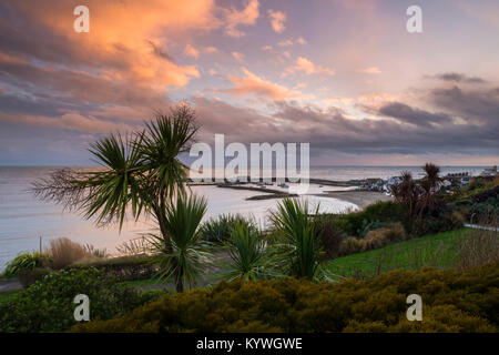 Lyme Regis, Dorset, Regno Unito. 16 gennaio, 2018. Regno Unito Meteo. Tempestoso tramonto sopra il porto di Cobb a Lyme Regis nel Dorset in un giorno di pioggia pesante docce. Credito Foto: Graham Hunt/Alamy Live News Foto Stock