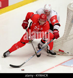 Trinec, Repubblica Ceca. 16 gennaio, 2018. Vladimir Dravecky di Trinec, sinistra e Jarkko Immonen di Jyvaskyla in azione durante la Champions Hockey League semifinale partita di ritorno HC Ocelari Trinec vs JYP Jyvaskyla in Trinec, Repubblica ceca, 16 gennaio 2018. Credito: Petr Sznapka/CTK foto/Alamy Live News Foto Stock