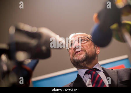 Duesseldorf, Germania. 16 gennaio, 2018. Il leader del Partito socialdemocratico (SPD), Martin Schulz, parlando in un hotel a Duesseldorf in Germania, 16 gennaio 2018. La testa del DOCUP è promuovere negoziati di coalizione tra i delegati renana del partito federale conferenza dei DOCUP, che si svolgerà a Bonn il 21 gennaio 2018. Credito: Rolf Vennenbernd/dpa/Alamy Live News Foto Stock