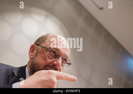 Duesseldorf, Germania. 16 gennaio, 2018. Il leader del Partito socialdemocratico (SPD), Martin Schulz, seduti in un hotel a Duesseldorf in Germania, 16 gennaio 2018. La testa del DOCUP è promuovere negoziati di coalizione tra i delegati renana del partito federale conferenza dei DOCUP, che si svolgerà a Bonn il 21 gennaio 2018. Credito: Rolf Vennenbernd/dpa/Alamy Live News Foto Stock