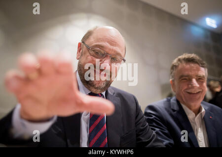 Duesseldorf, Germania. 16 gennaio, 2018. Il leader del Partito socialdemocratico (SPD), Martin Schulz (L), e il DOCUP testa dell'associazione regionale della Renania settentrionale-Vestfalia, Michael Groschek, seduti in un hotel a Duesseldorf in Germania, 16 gennaio 2018. La testa del DOCUP è promuovere negoziati di coalizione tra i delegati renana del partito federale conferenza dei DOCUP, che si svolgerà a Bonn il 21 gennaio 2018. Credito: Rolf Vennenbernd/dpa/Alamy Live News Foto Stock