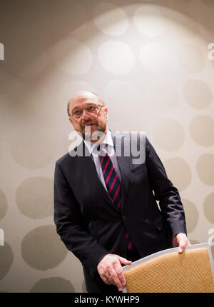 Duesseldorf, Germania. 16 gennaio, 2018. Il leader del Partito socialdemocratico (SPD), Martin Schulz, stando in piedi in un hotel a Duesseldorf in Germania, 16 gennaio 2018. La testa del DOCUP è promuovere negoziati di coalizione tra i delegati renana del partito federale conferenza dei DOCUP, che si svolgerà a Bonn il 21 gennaio 2018. Credito: Rolf Vennenbernd/dpa/Alamy Live News Foto Stock