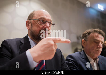 Duesseldorf, Germania. 16 gennaio, 2018. Il leader del Partito socialdemocratico (SPD), Martin Schulz (L), e il DOCUP testa dell'associazione regionale della Renania settentrionale-Vestfalia, Michael Groschek, seduti in un hotel a Duesseldorf in Germania, 16 gennaio 2018. La testa del DOCUP è promuovere negoziati di coalizione tra i delegati renana del partito federale conferenza dei DOCUP, che si svolgerà a Bonn il 21 gennaio 2018. Credito: Rolf Vennenbernd/dpa/Alamy Live News Foto Stock