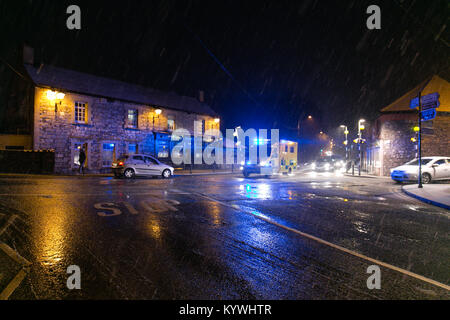 Celbridge, Kildare, Irlanda. 16 gennaio, 2018. L'Irlanda Meteo - ambulanza battendo attraverso il traffico su una brutta Dublin Road in direzione di Celbridge città in una forte nevicata. Foto Stock