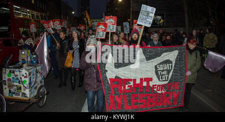 Londra, Regno Unito. 16 gennaio, 2018. I manifestanti hanno marciato per una riunione di pianificazione di Southwark Council per dimostrare contro la pulizia sociale e lo sviluppo proposto all'Elefante e al castello nel sud di Londra. Credito: David Rowe/Alamy Live News Foto Stock