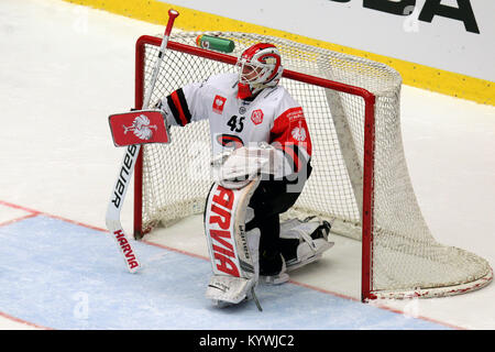 Trinec, Repubblica Ceca. 16 gennaio, 2018. Juho Olkinuora, portiere di Jyvaskyla, a sinistra in azione durante la Champions Hockey League semifinale partita di ritorno HC Ocelari Trinec vs JYP Jyvaskyla in Trinec, Repubblica ceca, 16 gennaio 2018. Credito: Petr Sznapka/CTK foto/Alamy Live News Foto Stock