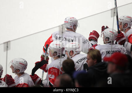 Trinec, Repubblica Ceca. 16 gennaio, 2018. Jarkko Immonen di Jyvaskyla celebra un obiettivo durante la Champions Hockey League semifinale partita di ritorno HC Ocelari Trinec vs JYP Jyvaskyla in Trinec, Repubblica ceca, 16 gennaio 2018. Credito: Petr Sznapka/CTK foto/Alamy Live News Foto Stock