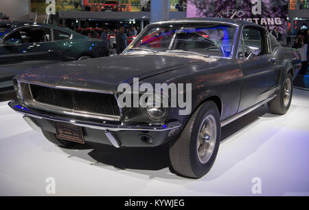 Detroit, STATI UNITI D'AMERICA. 16 gennaio, 2018. L'originale Mustang GT Fastback, che l'attore Steve McQueen ha guidato nel 'Bulitt film del 1968, stando in piedi presso la Ford stand durante il 2018 North American International Auto Show (NAIAS) a Detroit, STATI UNITI D'AMERICA, 16 gennaio 2018. Credito: Boris Roessler/dpa/Alamy Live News Foto Stock