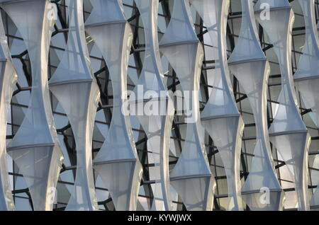 Londra, Regno Unito. 16 gennaio, 2018. La nuova ambasciata americana a Londra apre al pubblico. 3pm, 16 gennaio 2018. Nine Elms, Battersea, Londra, Regno Unito Credit: Robert Smith/Alamy Live News Foto Stock