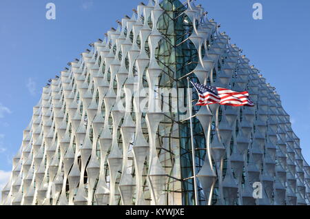 Londra, Regno Unito. 16 gennaio, 2018. La nuova ambasciata americana a Londra apre al pubblico. 3pm, 16 gennaio 2018. Nine Elms, Battersea, Londra, Regno Unito Credit: Robert Smith/Alamy Live News Foto Stock