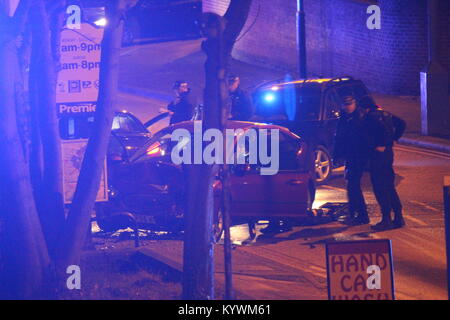 Nottingham, Regno Unito. 16 Gennaio 2018 - Police chase terminante in un crash su Shelton Street. Servizi di emergenza estrarre le donne da un marrone rossiccio Ford Focus. La polizia di presenze, Strada chiusa per incidente Credito: David Newis/Alamy Live News Foto Stock