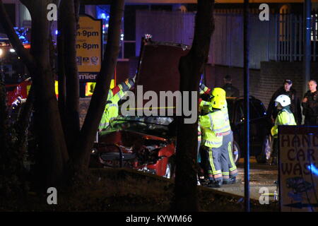 Nottingham, Regno Unito. 16 Gennaio 2018 - Police chase terminante in un crash su Shelton Street. Servizi di emergenza estrarre le donne da un marrone rossiccio Ford Focus. La polizia di presenze, Strada chiusa per incidente Credito: David Newis/Alamy Live News Foto Stock