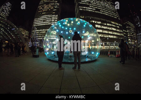 Londra, Regno Unito. 16 gennaio, 2018. Presentazione di artisti provenienti da tutto il mondo, con un particolare accento sulla tecnologia all'avanguardia, luci d'inverno avviene per tutta Canary Wharf. Luce di Sonic bolla mediante ENESS nel Giubileo Plaza. Persone stagliano osservando la bolla. Credito: Carol moiré/ Alamy Live News. Foto Stock